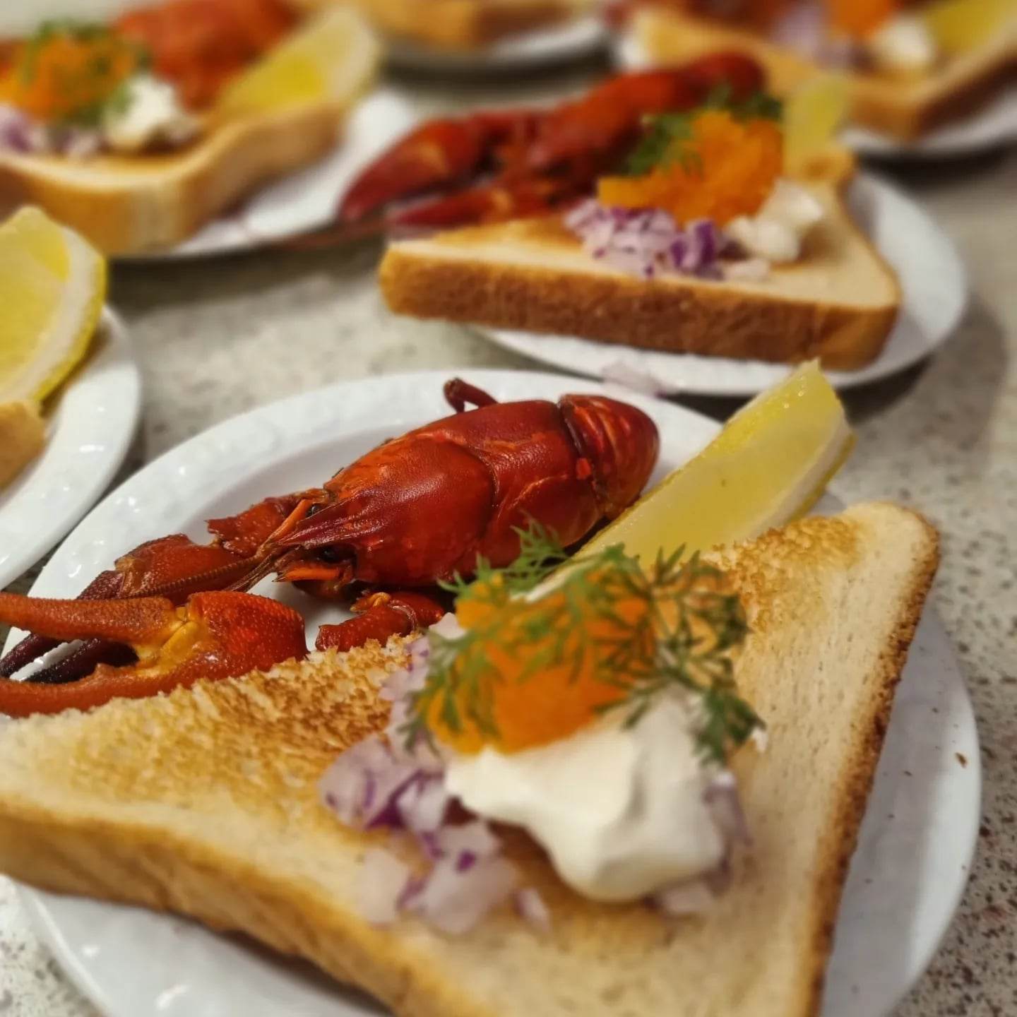 brollopsmeny-forratt-skaldjurssoppa-med-toast