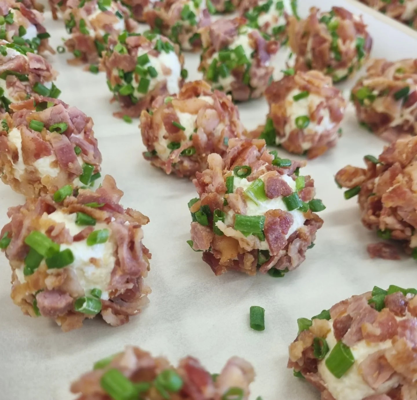 cheddarbollar-med-bacon-och-graslok